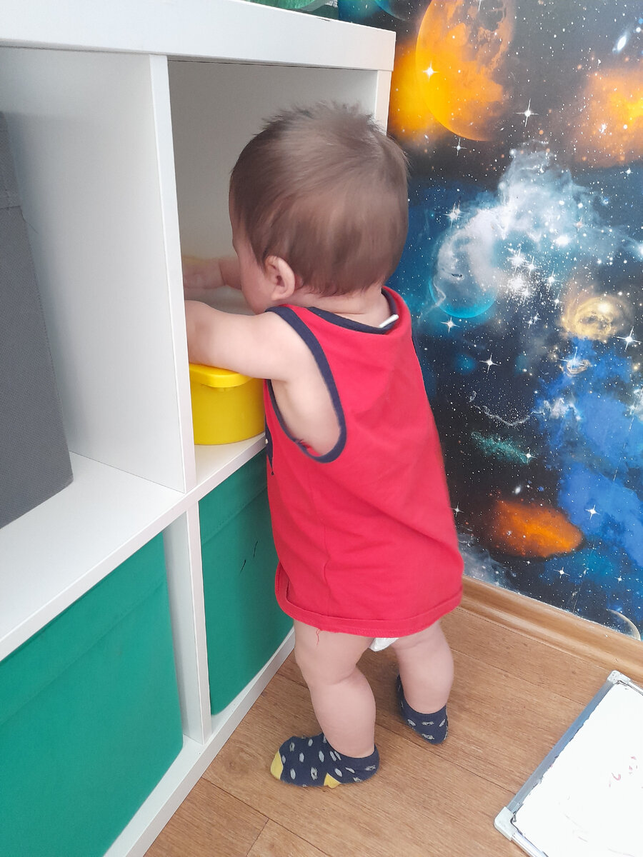 Фото автора. Малой наводит порядок.