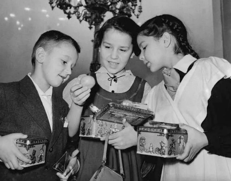 Самый любимый детский праздник – Новый год. Это так и остается по сей день, особо ничего не изменилось со времен Советского Союза, но кардинально поменялись детские ценности.