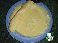     Остывшие блинчики свернуть рулетиками.