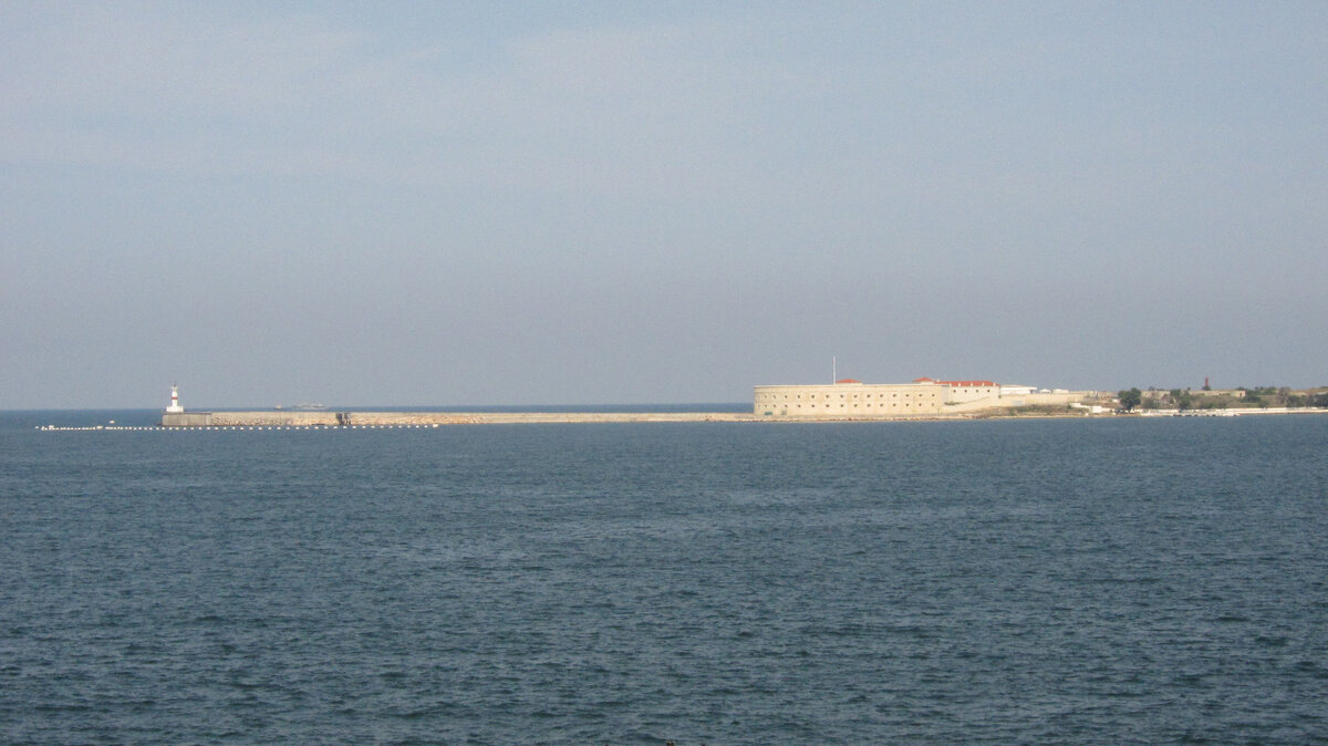 Вход в Севастопольскую бухту. Маяк. Константиновская батарея.