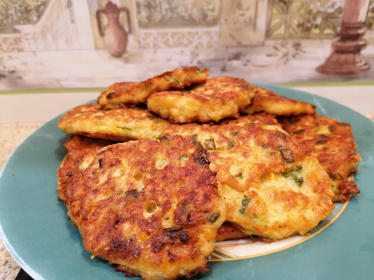 Фото автора. Из банки консервированной кукурузы получается целая горка золотистых аппетитных оладий