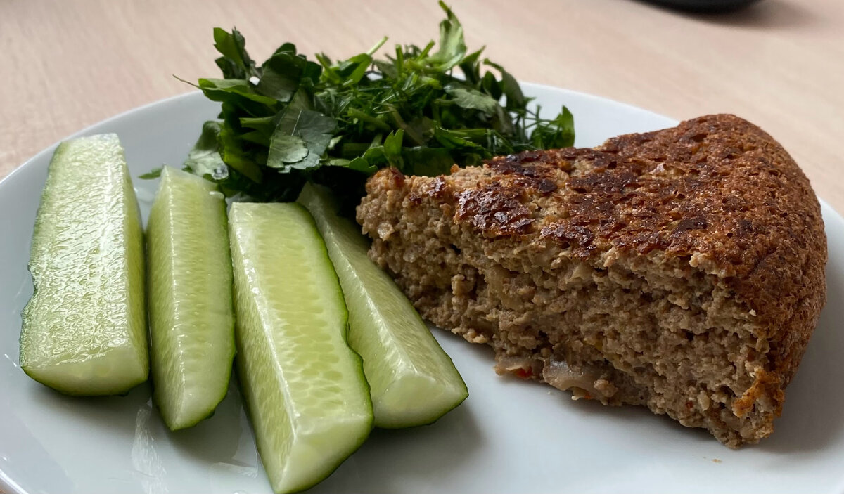 Это креатив из отварной телятины. Сегодня день моего примитивизма.))