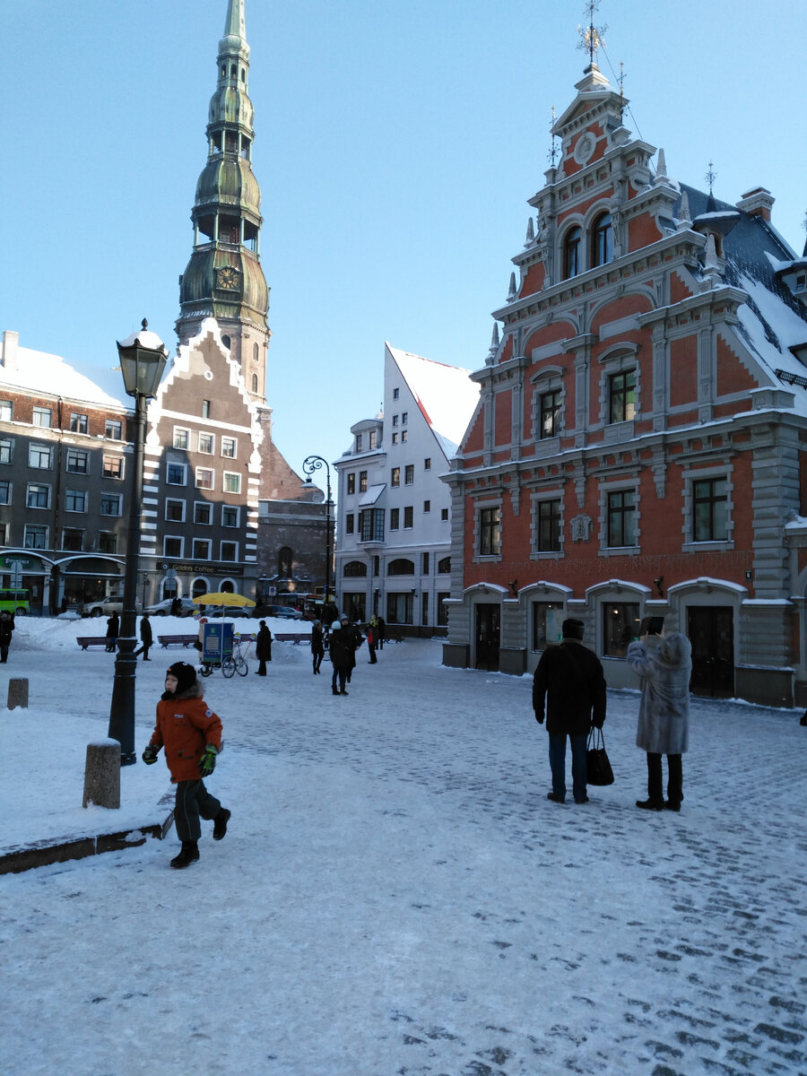 Дом Швабе на Ратушной площади, справа. В архитектурном стиле  -  североевропейский маньеризм.