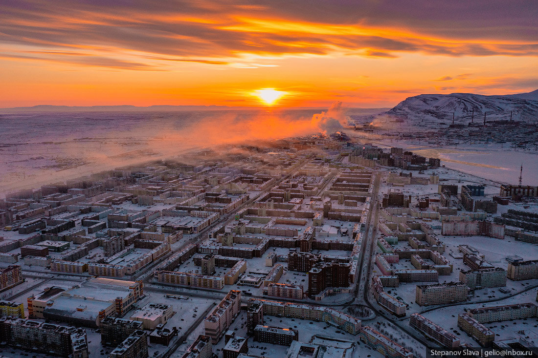 Норильск какой город. Полярный день в Норильске. Норильск с высоты. Высота гор в Норильске. Полярный день в Норильске фото.