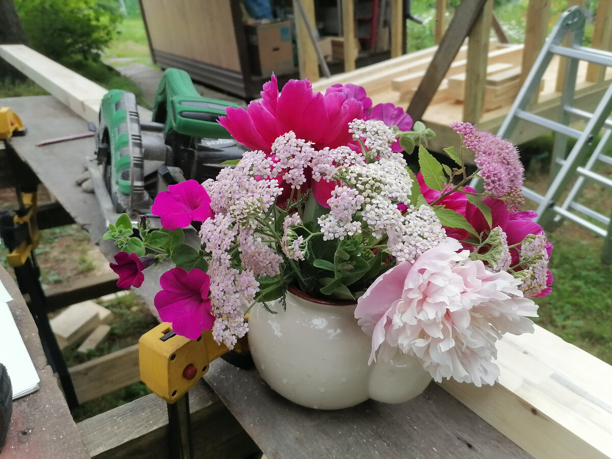 Вот такие букеты я делаю, чтобы украсить рабочее место мужа. А муж строит санузел. Об этом у меня тоже есть статья.