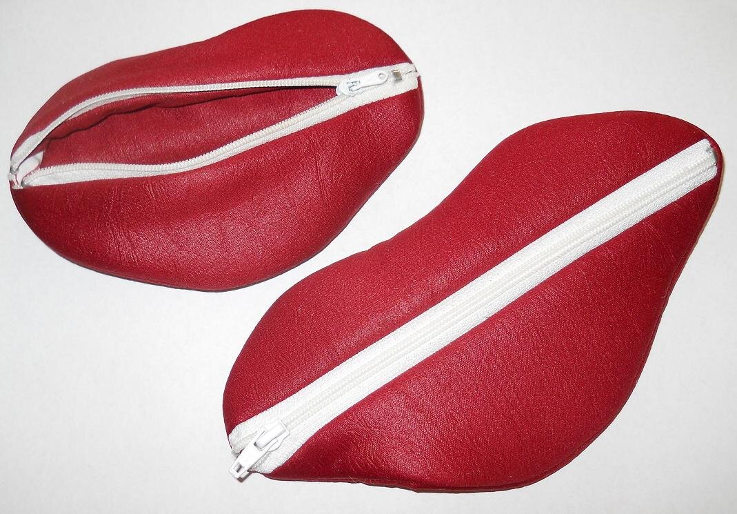 Немного хулиганские косметички в виде губ с красной помадой и белоснежными зубами.