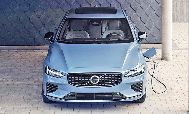 Volvo S60: успокойтесь, он пока не на батарейках, но с батареей.