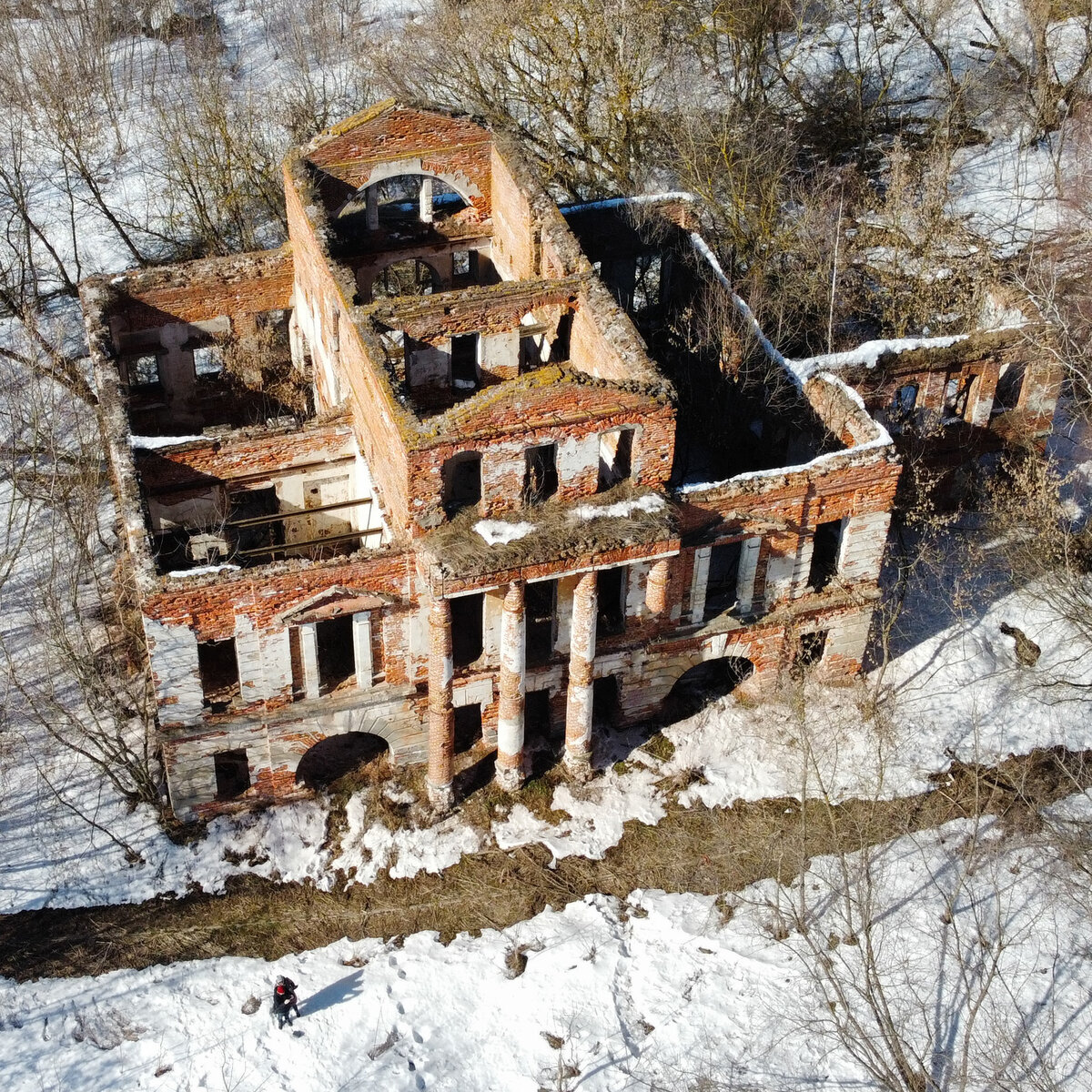 Очень люблю виды с дрона. Если пофантазировать, можно представить былые золотые времена, и как маленькие фигурки хозяев, прислуги, гостей движутся внутри дворца. Когда он ещё мог называться дворцом... Листайте карусель!