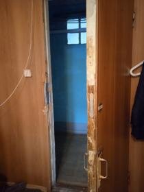 Надежда с терпением переносит свою немощь, однако условия жизни не дают ей возможности чувствовать себя в безопасности. Дело в том, что Надежда живет в общежитии коридорного типа. Морально-нравственная обстановка в здании, что называется, напряженная. Что говорить об одинокой женщине, которая живет одна и даже не может встать с кровати?