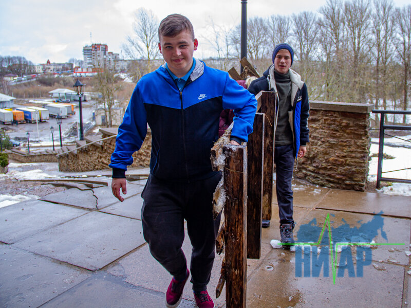 Подмастерья мастерской "ВЕРЕС" помогают музею "Ивангородская крепость"