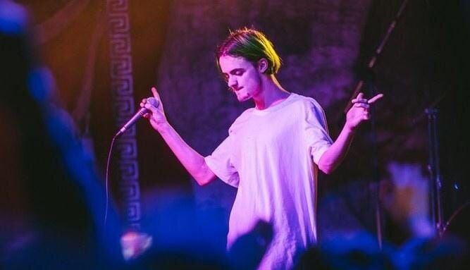 Типа круто стоит