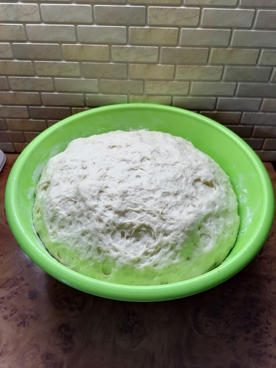 Думаю оно даже у неумёхи получится. Бесподобное тесто. Очень простое в приготовлении, замечательно подходит,податливое. Я делаю из него пироги, пиццу, самсу, пирожки, булочки, рогалики, плетёнки и батоны🤗Пробуйте не пожалеете. На фото, чтоб вы понимали не миска, а таз. Столько его получается с этой порции...когда подойдёт🙌