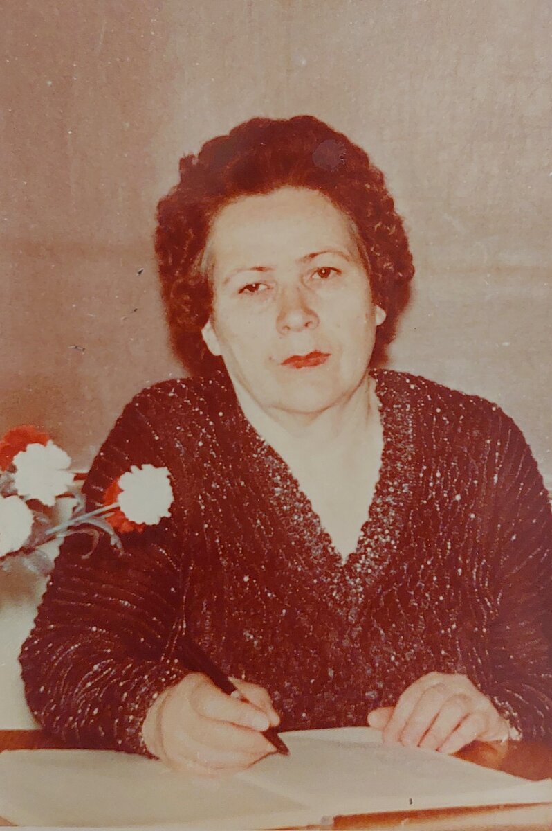 4 учительницы. 4 учительницы.