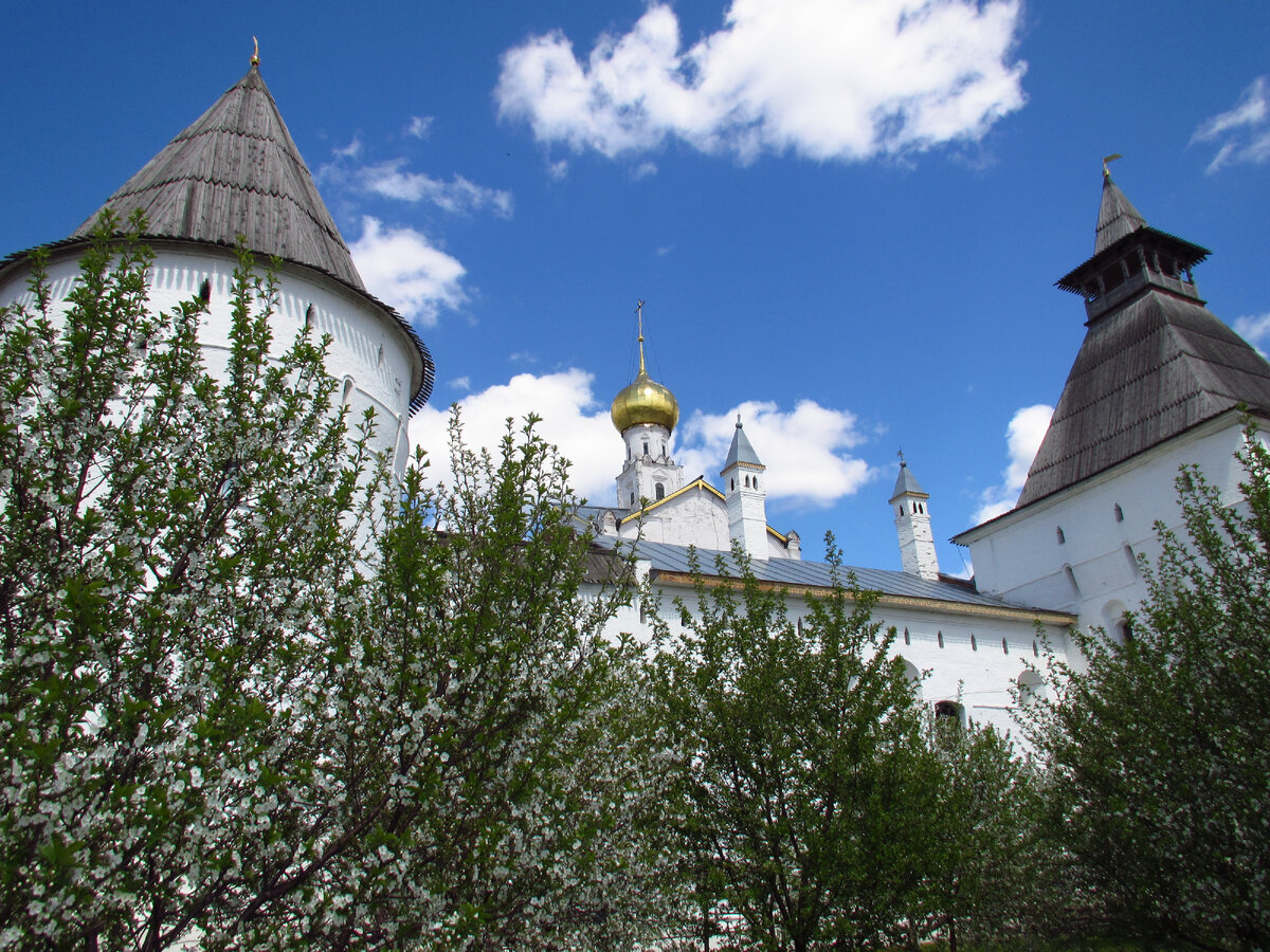 Цветущий Митрополичий сад Ростовского кремля