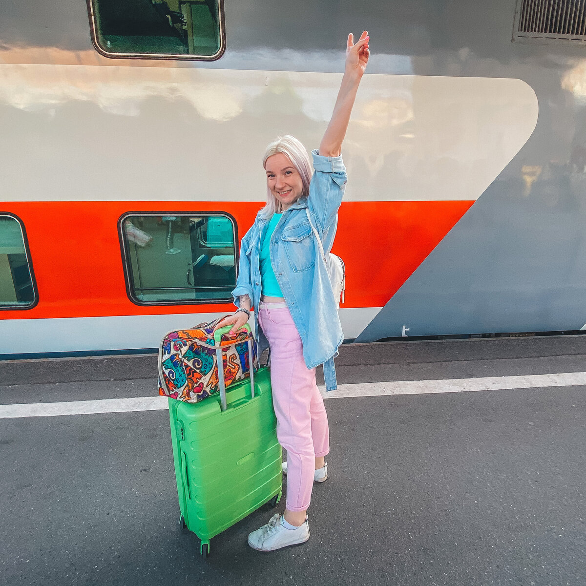 На перроне...у вагона...