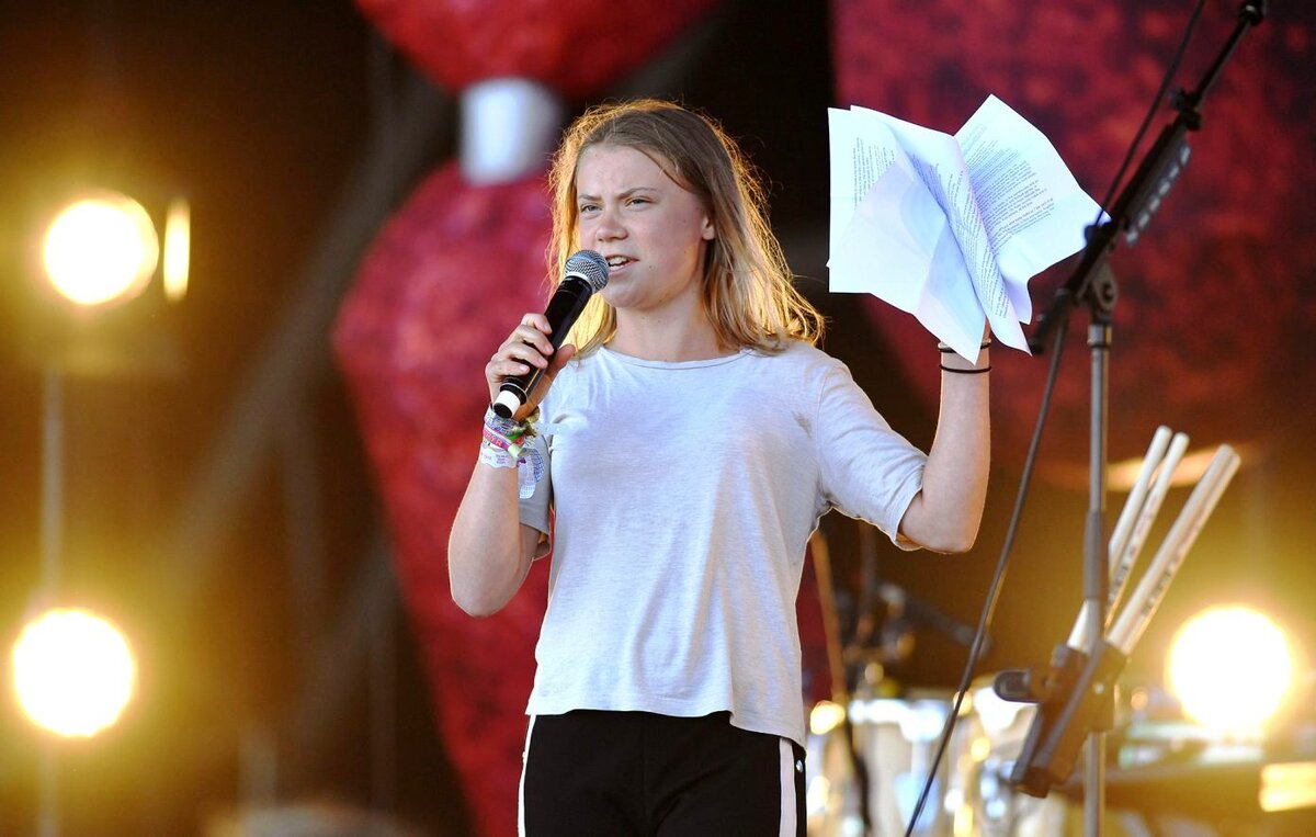 фото nme.com. Грета на фестивале Гластонбери 