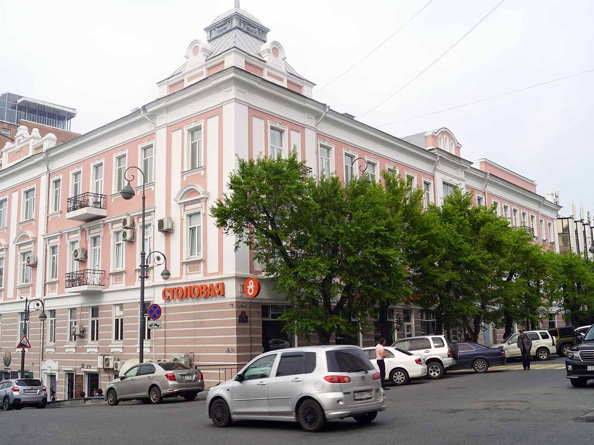 Здание гостиницы "Тихий Океан".