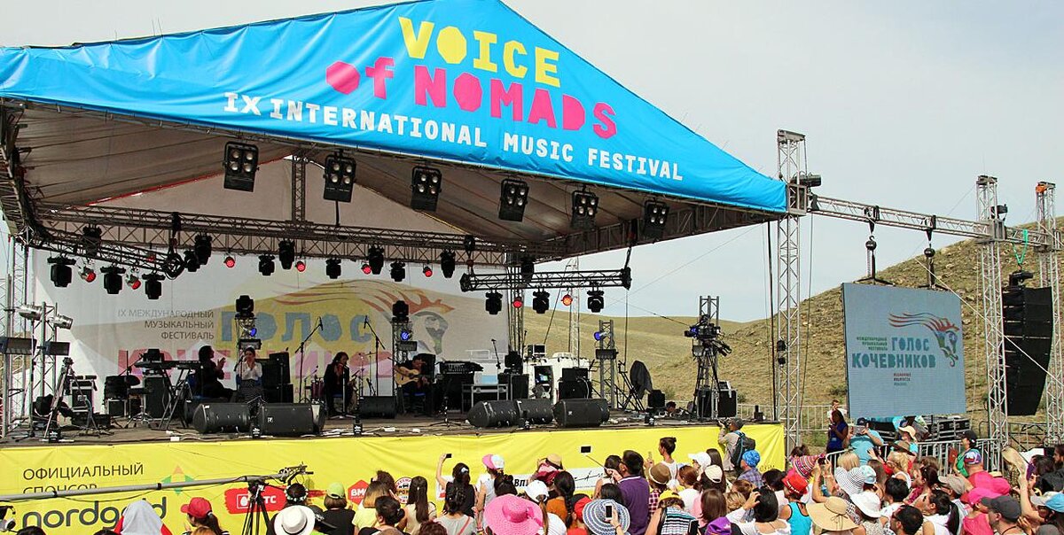 Основная сцена фестиваля "Голос кочевников" в 2017 году. Фото Minkultrb.ru.