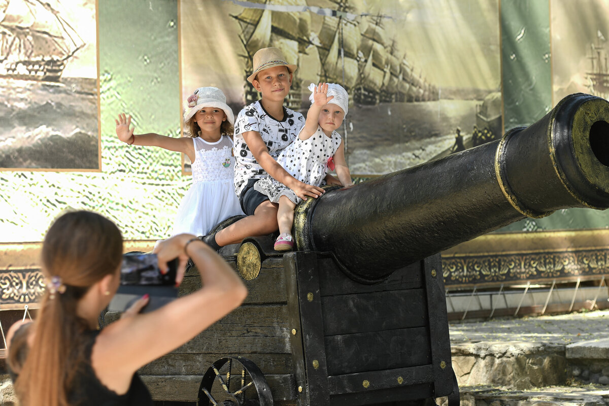 Дети фотографируются в Феодосии // Туристический портал Республики Крым, Константин Крестьянинов 