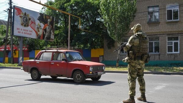    Российский военнослужащий на улице Мелитополя© РИА Новости / Алексей Майшев