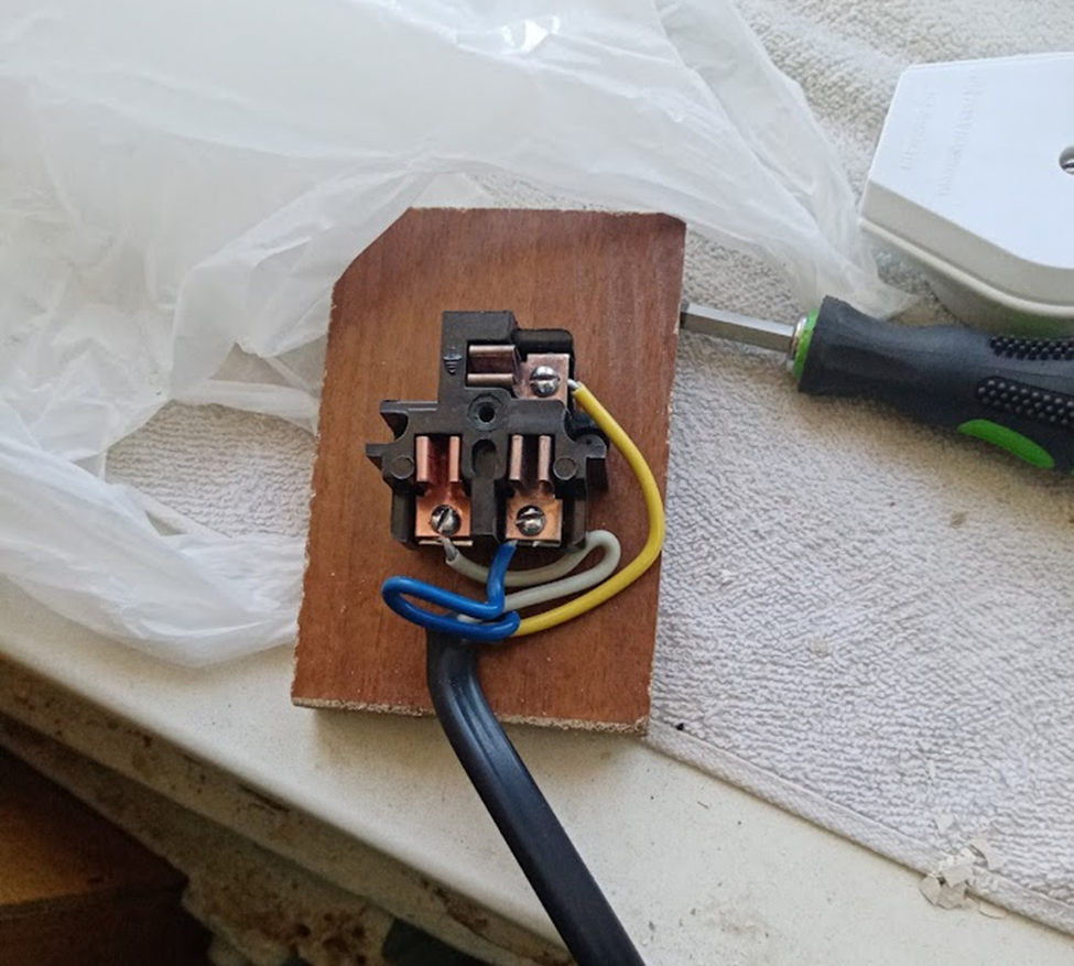 Разъёмы розетки вставлены в посадочные гнёзда