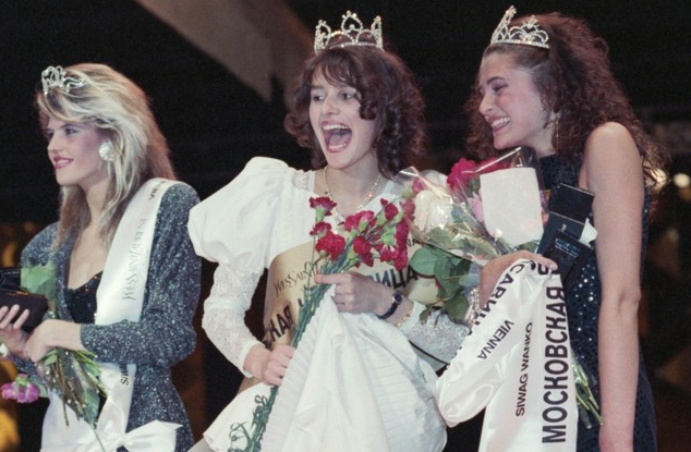 Финалистки конкурса «Московская красавица». Оксана Фандера справа.Фото Яндекс.Картинки.