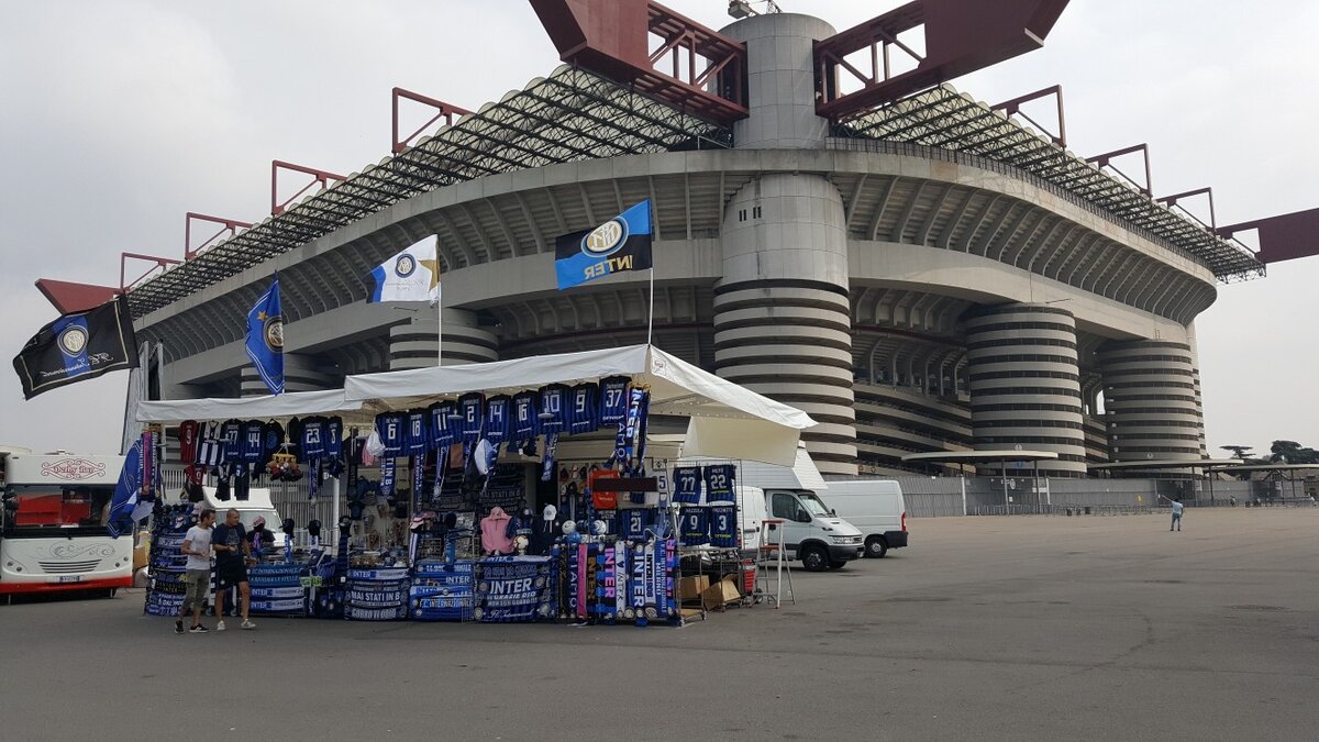 Легендарный стадион Сан-Сиро. Фото автора, незадолго до матча. Милан, 2018 год.