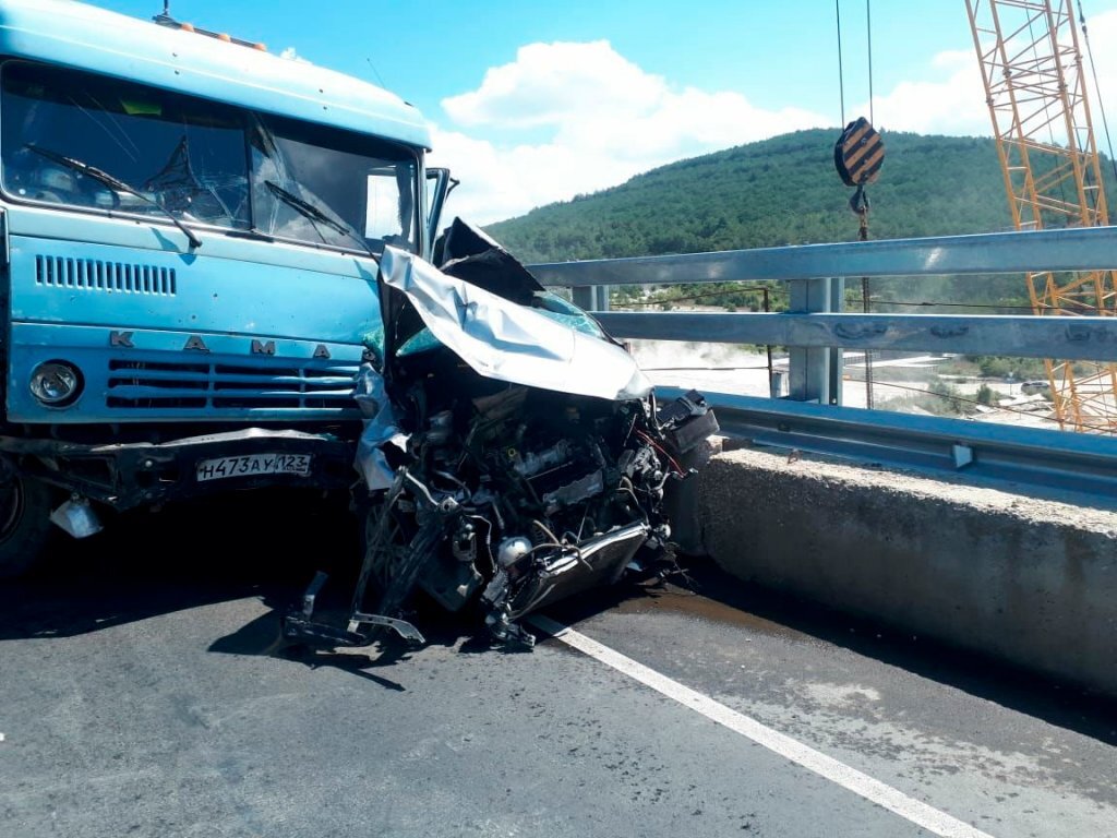 Под Севастополем фура снесла несколько автомобилей, один превратила в груду  металла и загорелась | Новый День | Дзен