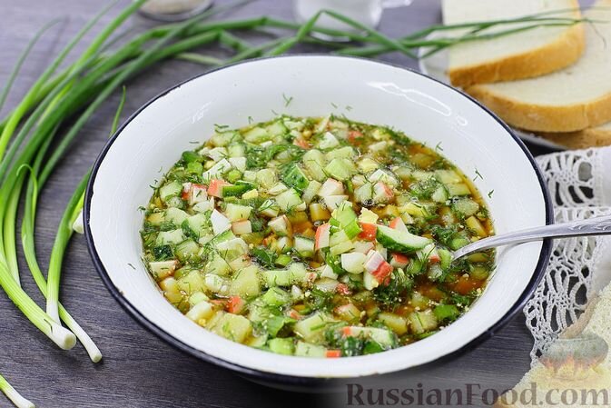 картофель, крабовые палочки, огурцы, яйца, лук зелёный, зелень укропа, соль, перец чёрный молотый, квас