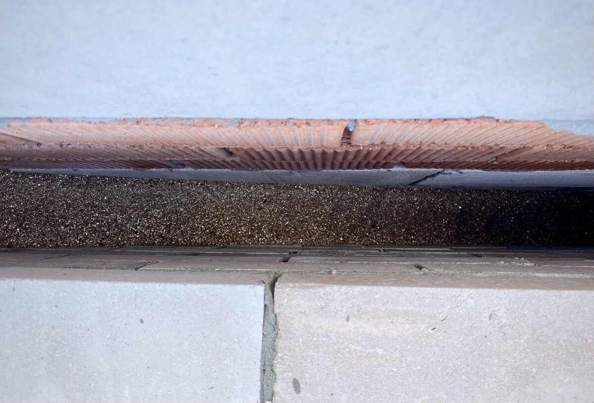 Засыпка вспученного вермикулита между внутренней и облицовочной стенами