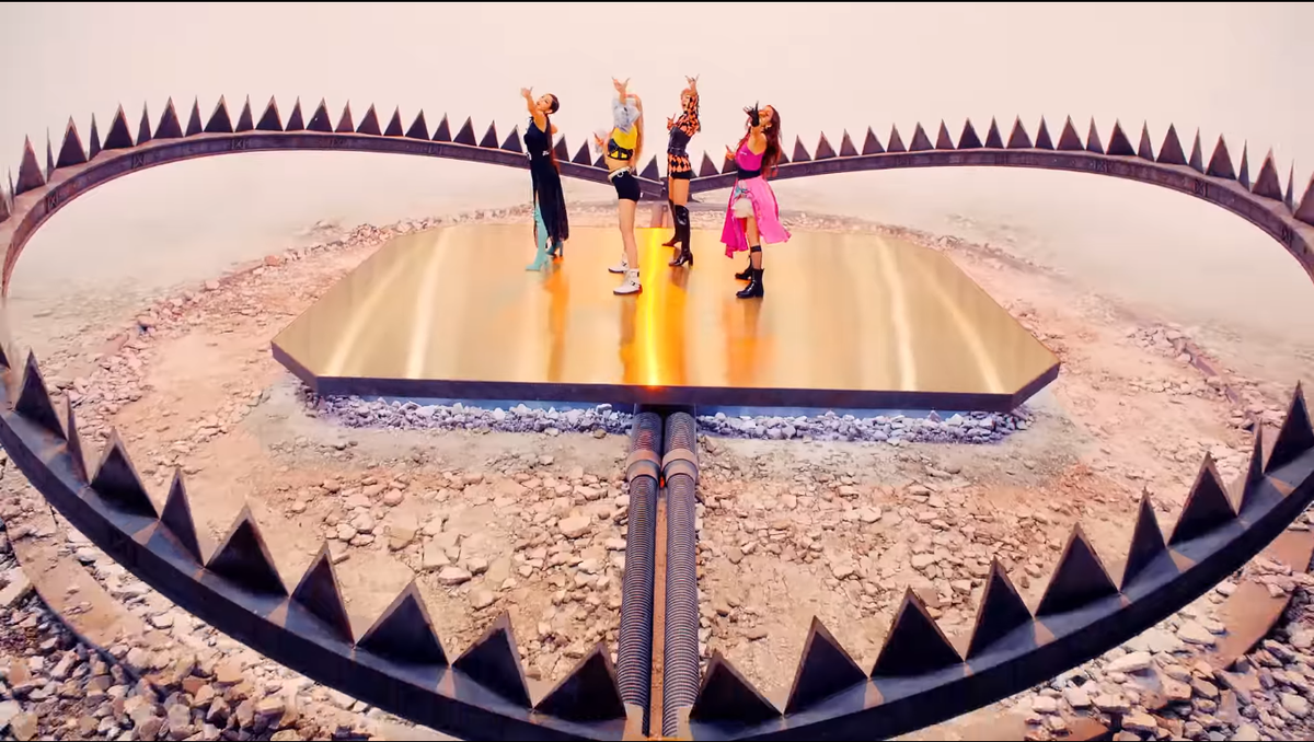 Очень уж тут мне понравились эти визуальные метафоры с капканом в клипе