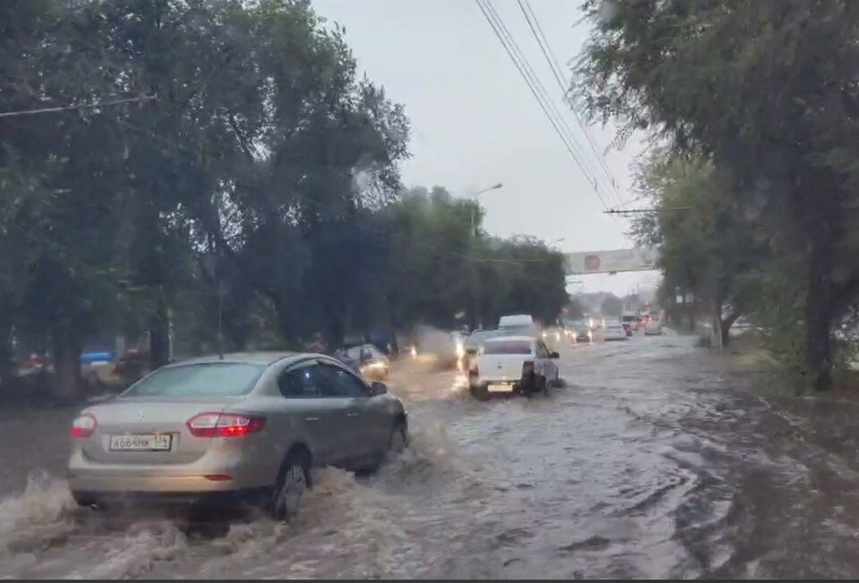     Машины с трудом пробирались через водную преграду. Фото: кадр с видео