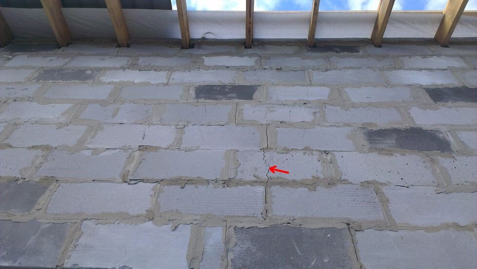 По окончании строительства имеются два способа дополнительно укрепить стены из пеноблоков: оштукатуривание с помощью армированной сетки либо обшивка их каркасными материалами, например, гипсокартоном.