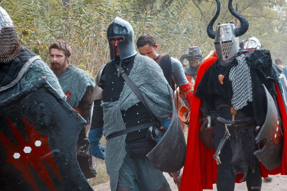 Эт я в центре. В пластиковом барбюте.