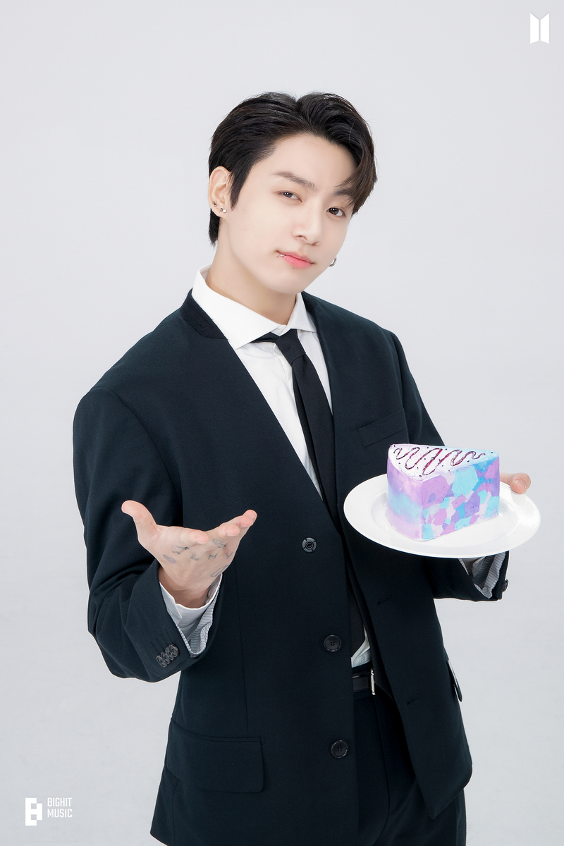 Чонгук фотосессия 2022. Чон чонгук 2022. День рождения чонгука из bts 2022. V kooki jk 2022. Чонгук фото 2022 года.