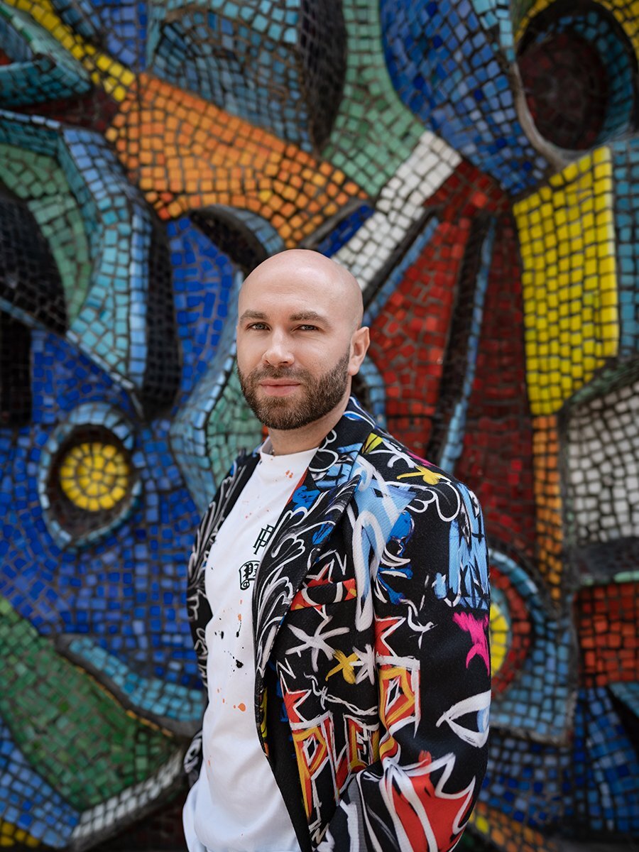 ПАЛЬТО, ДЖИНСЫ, ФУТБОЛКА И КЕДЫ — PHILIPP PLEIN