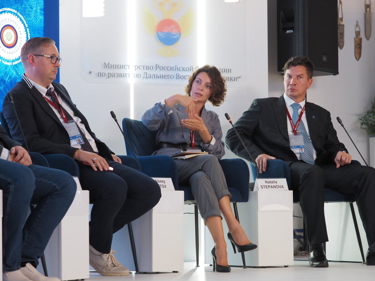 На фото (слева направо): Алексей Титов — проректор по цифровизации, инновациям и приоритетным проектам Астраханского государственного университета им В.Н. Татищева; Наталья Степанова — заместитель заведующего кафедрой термогидромеханики океана МФТИ, руководитель научно-образовательной программы «Плавучий университет ИО РАН»; Вадим Васильев — советник директора Института Мирового океана ДВФУ