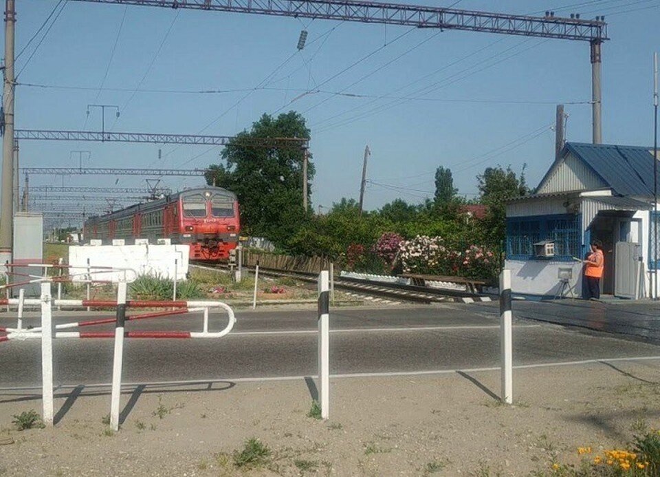     На переезде вставали и пешеходы, и водители. Фото: тг-канал Андрея Дорошевского