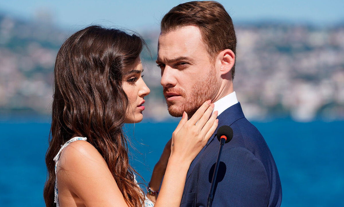 Керем Бурсин и Ханде Эрчел в сериале «Постучись в мою дверь»