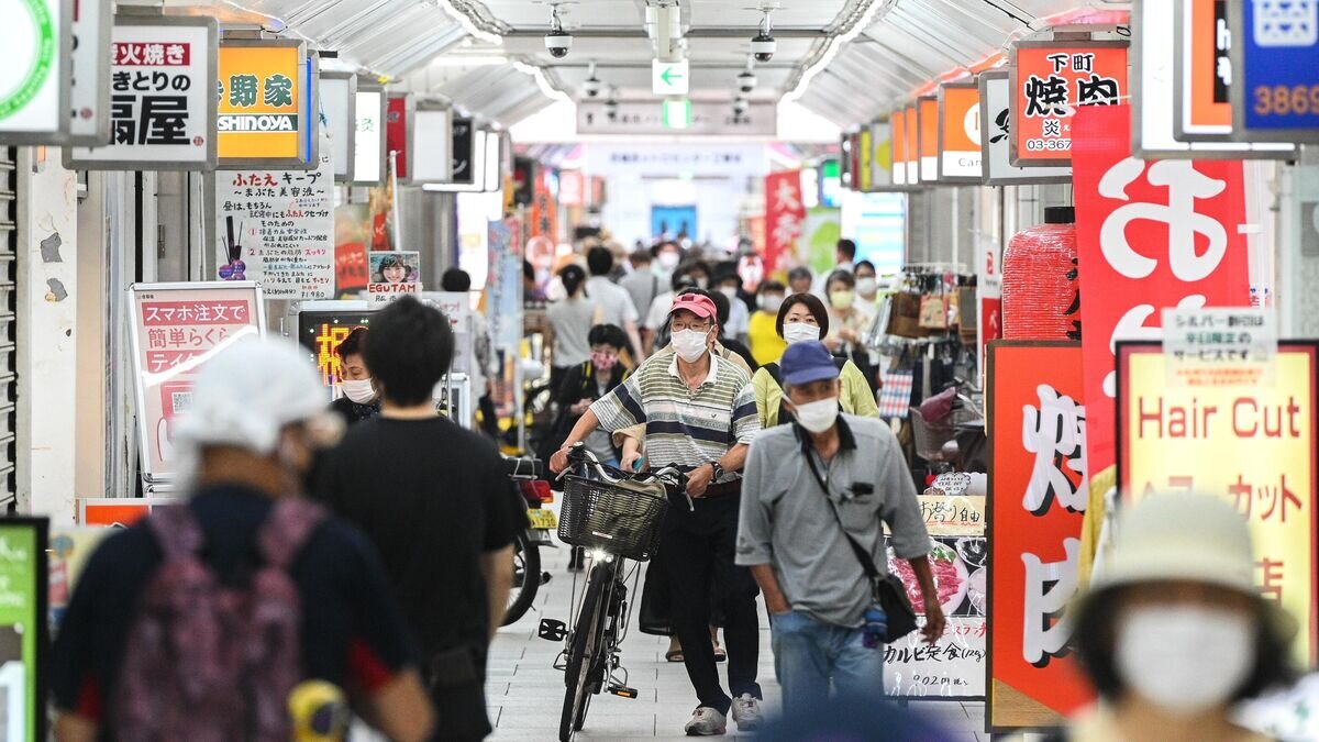    Люди на одной из улиц в Токио© РИА Новости / Рамиль Ситдиков