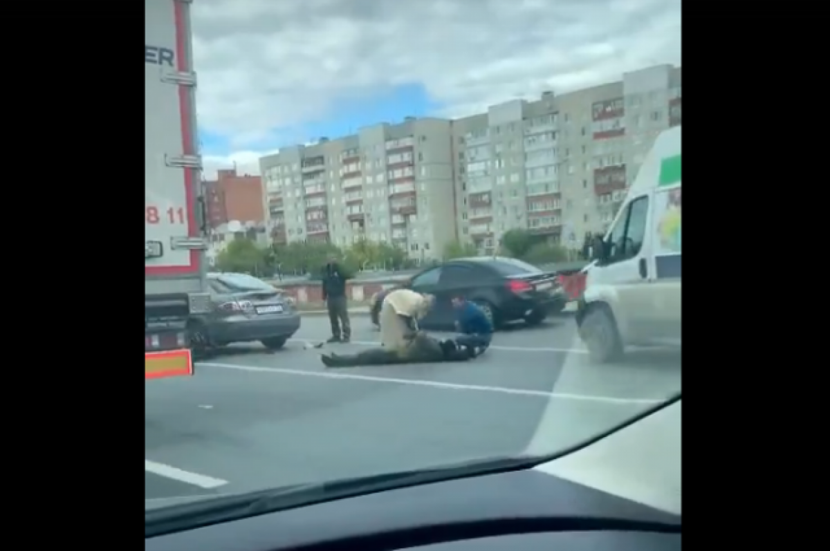    На ул. Закалужской в Тюмени мотоциклист столкнулся с иномаркой