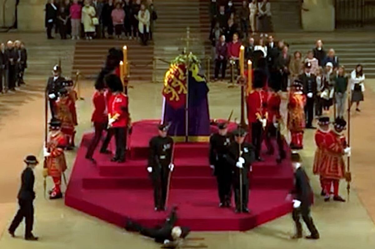    Обморок у гроба Елизаветы II. Гвардия красиво падает, но не охраняет