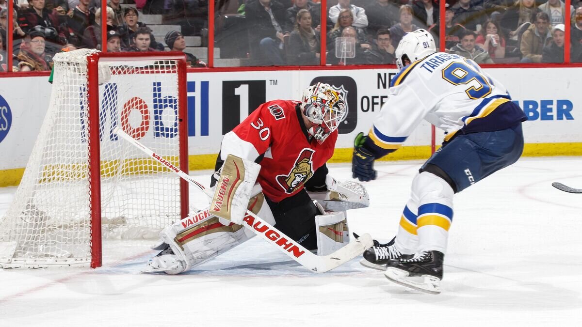    Форвард "Сент-Луиса" Владимир Тарасенко (справа) и вратарь "Оттавы" Эндрю Хэммонд© AFP 2022 / Jana Chytilova