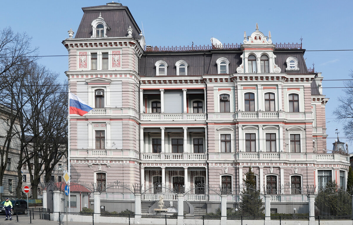    Здание Посольства РФ в Латвии  EPA-EFE/TOMS KALNINS