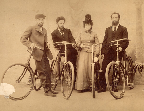 Фотография, сделанная в Благовещенске в 1900-м году, запечатлевшая группу велосипедистов. Из коллекции Веломузея Андрея Мятиева.