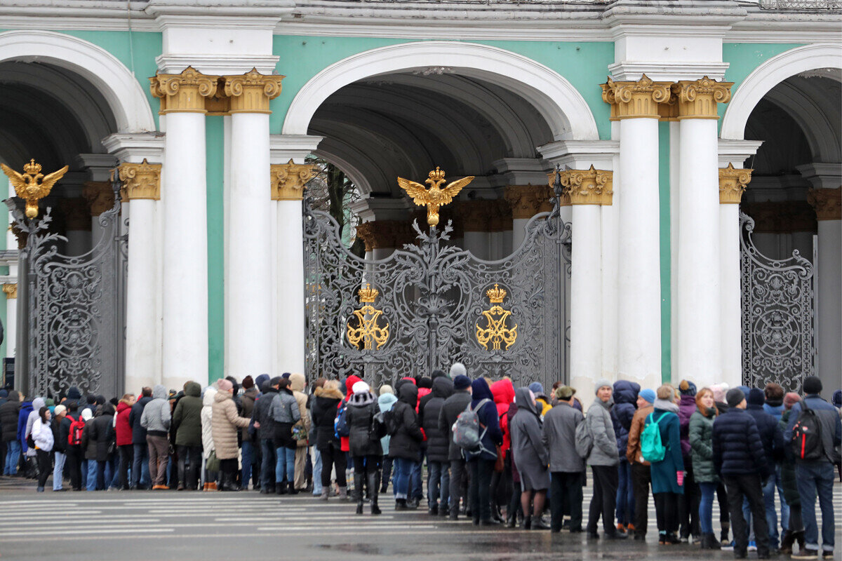 Очередь в Эрмитаж в день его бесплатного посещения/ Александр Демьянчук/TASS