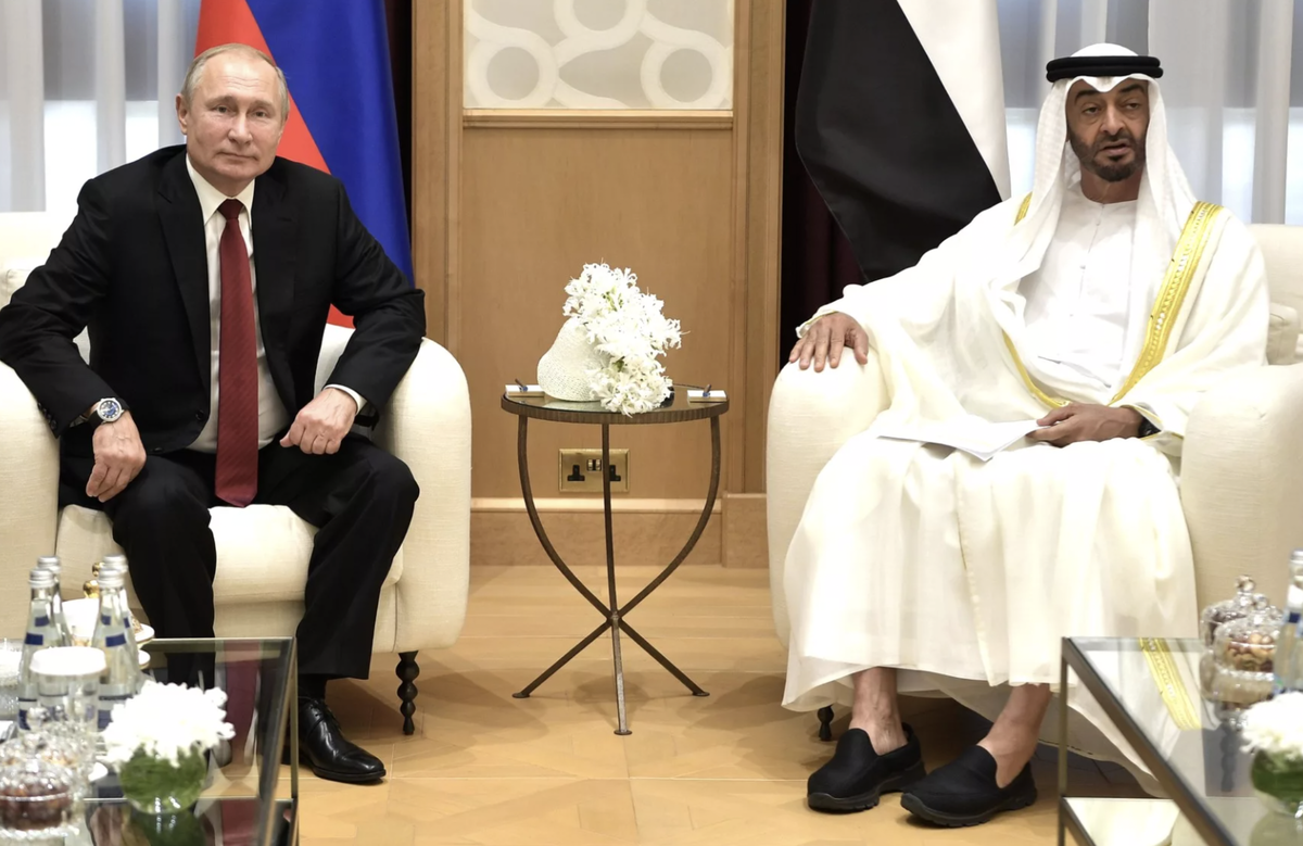 Почему принц ОАЭ прибыл на встречу с Путиным в американских кроссовках