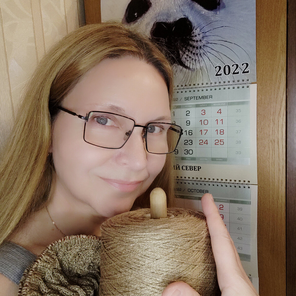 Моё житейское Я- моему Я, которое выше всех этих условностей: А тебе, разве, доход не нужен, или пенсия не "три рубля", или глаз, как у орла, а сил, хоть отбавляй, для того, чтобы "пилить" джемпера день и ночь? А, может, милочка, ты наследство получила, или у тебя муж миллионер? Гляди, как можно! Учись у умных людей! "Наскринила", сверстала,  подписала, сделала пару-тройку грамматических и столько же тематических ошибок, чтоб обсуждали побольше и вот он ДОХОД!!! И так два- три раза каждый день!