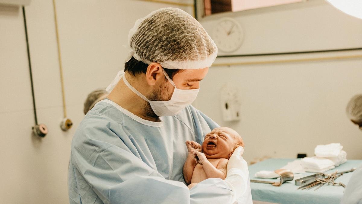    Новорожденный ребенок на руках у отца:Unsplash/Jonathan Borba