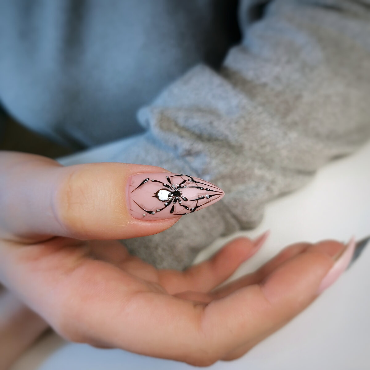 Дизайн с пауками и мухами свидетельствует о неординарности личности. Это выбор необычных целеустремленных и уверенных в себе женщин.